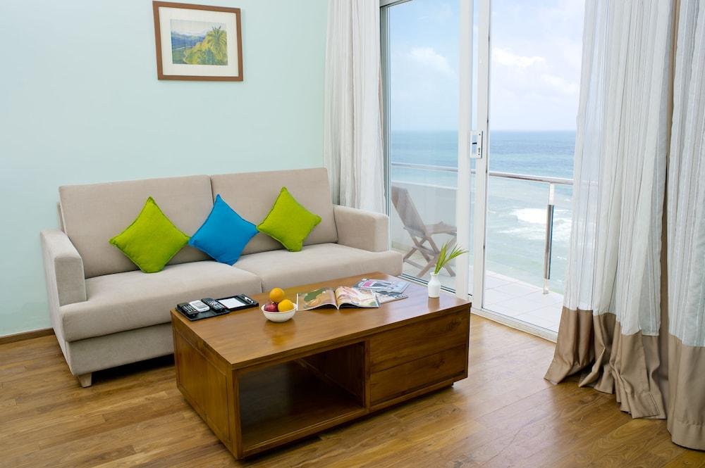 Ocean Edge Suites & Hotel Коломбо Экстерьер фото
