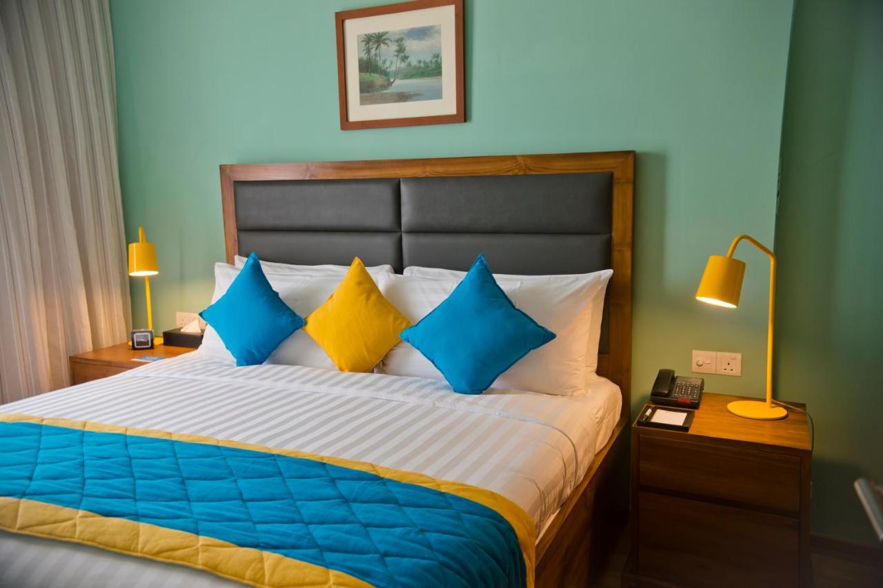 Ocean Edge Suites & Hotel Коломбо Экстерьер фото